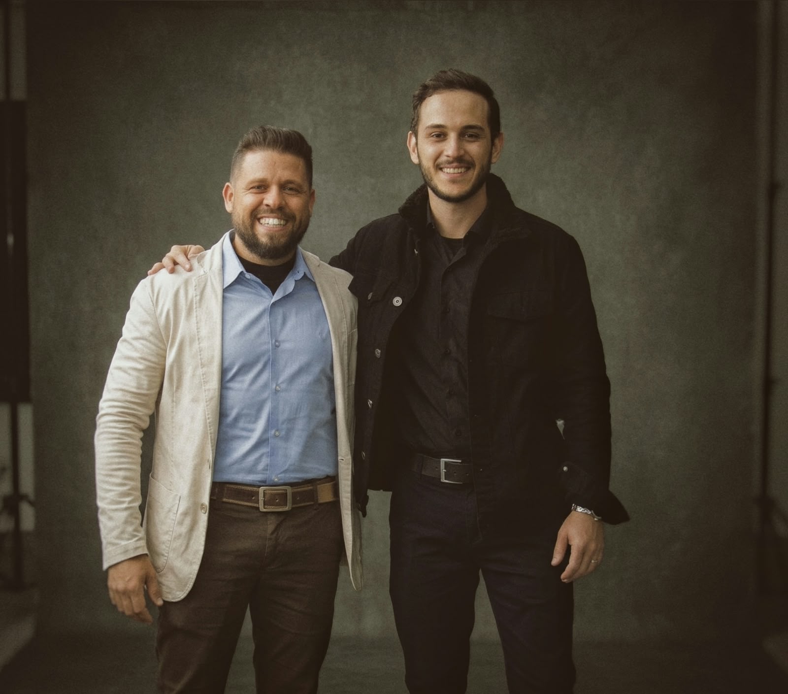 Bruno e Juciélio em ambiente de trabalho, postura natural e profissional